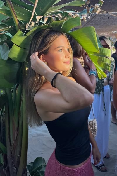 Paula Olivia León creadora UGC en evento lifestyle al aire libre