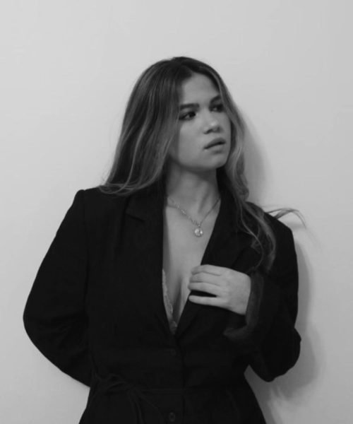 Paula Olivia León creadora de contenido UGC retrato blanco y negro