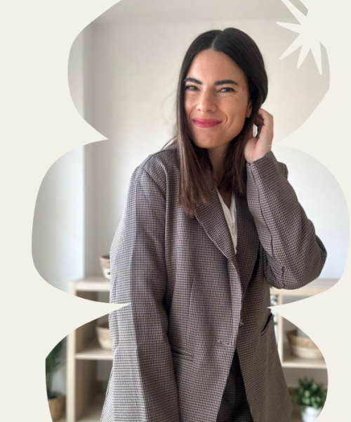 Laura Toledo luciendo una chaqueta de cuadros, con una expresión de confianza y estilo.