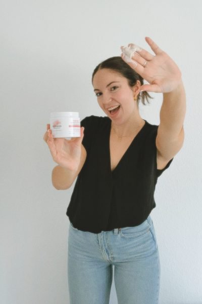 Jénifer Rodríguez UGC mostrando producto skincare facial de belleza | Agencia Brilla