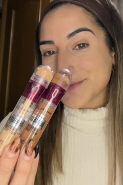 Miriam Abad mostrando correctores de maquillaje Maybelline en diferentes tonos | Agencia Brilla Influencers.
