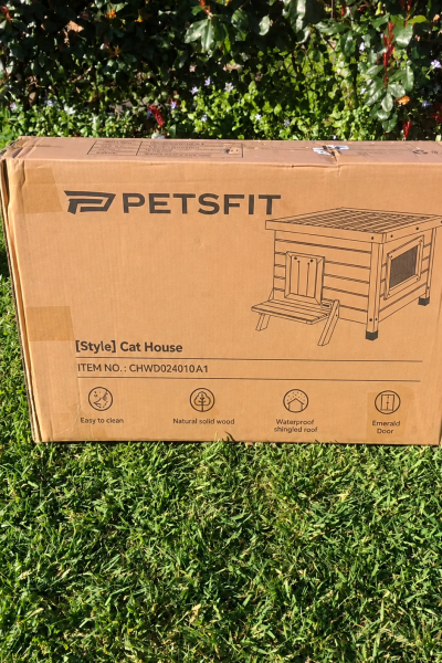 UGC de Begoña Muiño García mostrando una casita exterior para gatos de PETSFIT | Agencia Brilla Influencers.