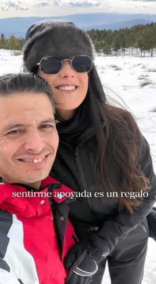 Sandra Villaespesa creadora UGC en selfie con su pareja en paisaje nevado contenido emocional