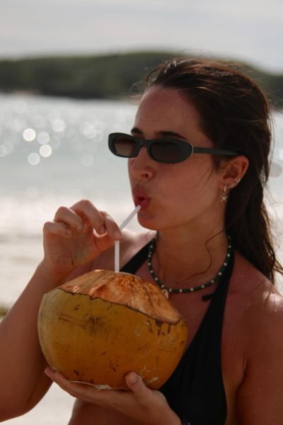 UGC Sandra Trappe Sánchez disfrutando de un coco en la playa. Imagen proporcionada por la Agencia de Marketing Digital Brilla Influencers y Comunicación.