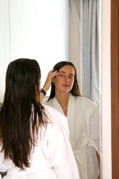 UGC Sandra Trappe Sánchez frente a un espejo en un albornoz, arreglándose. Imagen proporcionada por la Agencia de Marketing Digital Brilla Influencers y Comunicación.