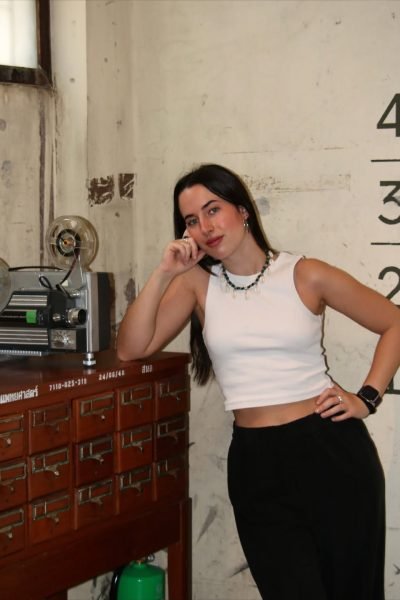 UGC Sandra Trappe Sánchez posando junto a una máquina de grabación y un archivador. Imagen proporcionada por la Agencia de Marketing Digital Brilla Influencers y Comunicación.