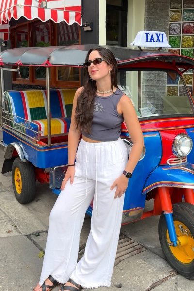 UGC Sandra Trappe Sánchez posando junto a un tuk-tuk colorido. Imagen proporcionada por la Agencia de Marketing Digital Brilla Influencers y Comunicación.