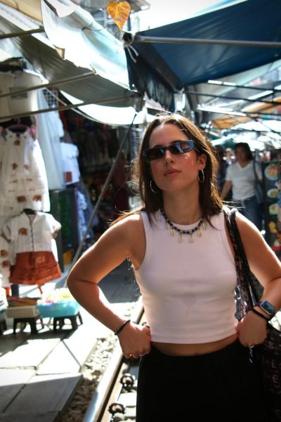 UGC Sandra Trappe Sánchez en un mercado al aire libre, posando con gafas de sol. Imagen proporcionada por la Agencia de Marketing Digital Brilla Influencers y Comunicación.