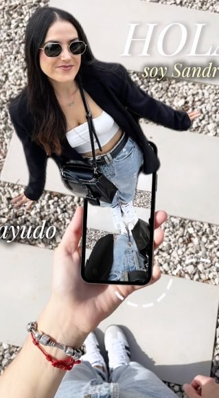 Sandra Villaespesa creadora UGC mostrando contenido en móvil para redes sociales