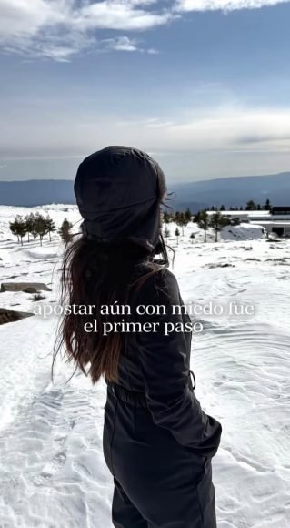 Sandra Villaespesa creadora UGC en paisaje nevado contenido lifestyle inspiracional de viaje
