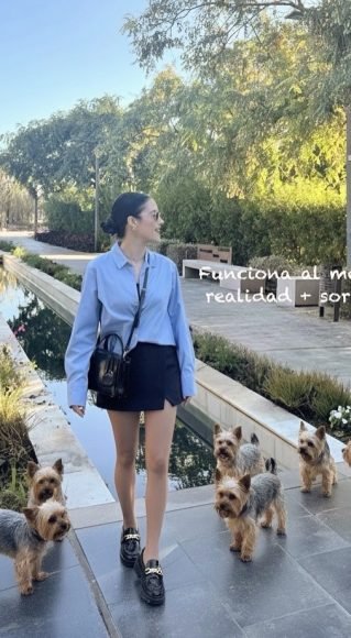 Sandra Villaespesa creadora UGC en paseo urbano rodeada de perros contenido lifestyle natural