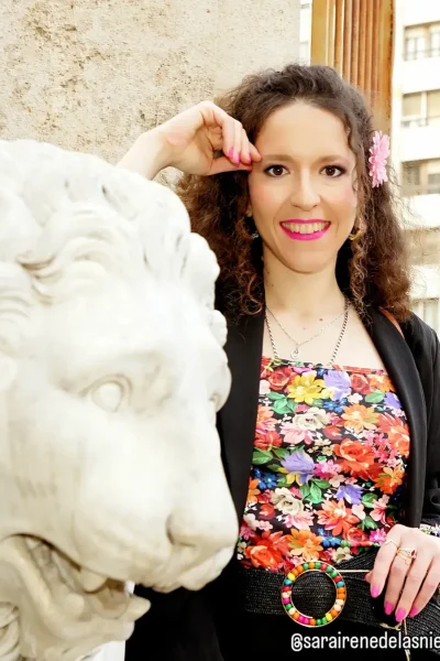 Sara de las Nieves Alvarez con outfit floral y blazer en entorno urbano, contenido UGC para la Agencia de marketing digital Brilla Influencers y Comunicación