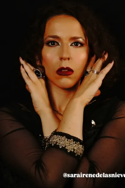 Sara de las Nieves Alvarez en retrato artístico con maquillaje intenso y fondo oscuro, contenido UGC para la Agencia de marketing digital Brilla Influencers y Comunicación