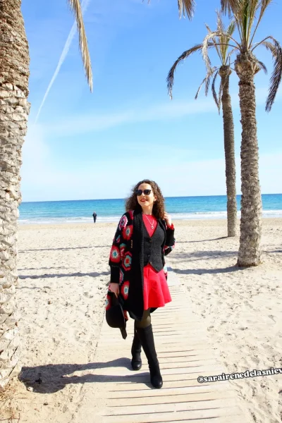 Sara de las Nieves Alvarez sentada en banco con look elegante al atardecer, contenido UGC para la Agencia de marketing digital Brilla Influencers y Comunicación