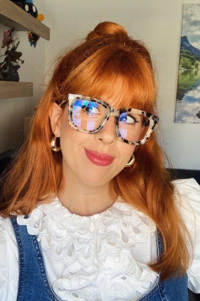 Sara Ramajo luciendo gafas de diseño moderno en una colaboración de moda y accesorios.