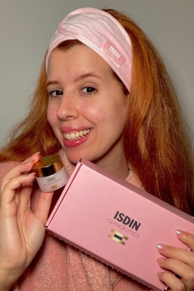 Sara Ramajo mostrando productos ISDIN durante una rutina de cuidado facial y skincare.
