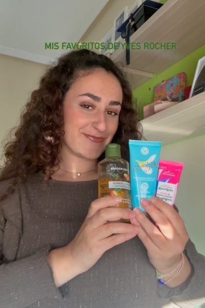Influencer UGC Mercedes Perez colaborando con marcas de belleza y cuidado facial en redes sociales – Agencia Brilla.