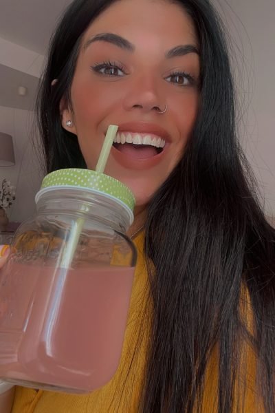 Laia Barruelo Blasco disfrutando de una bebida en un contenido natural de lifestyle | Agencia Brilla Influencers.