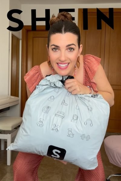 Sonia Gallart creadora UGC Murcia realizando unboxing de moda y productos lifestyle | Agencia Brilla Influencers