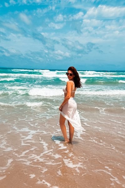Anais creadora UGC disfrutando de la playa en contenido de viajes y lifestyle | Agencia Brilla.