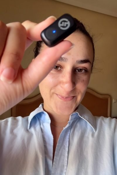 Influencer UGC Mercedes Perez colaborando con marcas de belleza y cuidado personal en redes sociales – Agencia Brilla.