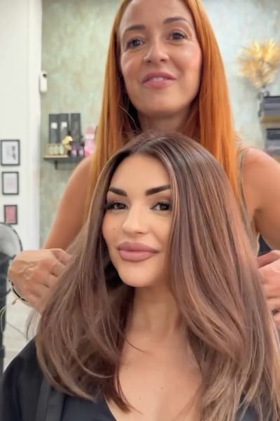 Gema Gonzalez, creadora UGC, mostrando un resultado de cabello cuidado y estilizado en un salón de belleza | Agencia Brilla Influencers