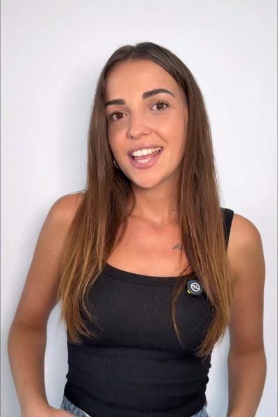 Nerea Valle, creadora UGC, hablando frente a cámara en un formato vertical para contenido de redes sociales | Agencia Brilla Influencers