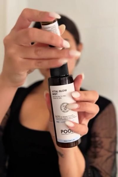 Gema Gonzalez mostrando Vital Glow Mist en contenido UGC de skincare y cuidado facial | Agencia Brilla Influencers