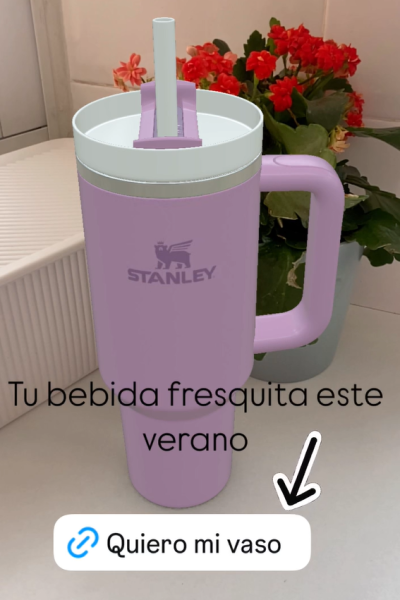 Vaso Stanley rosa con pajilla y mensaje "Tu bebida fresquita este verano", creado por UGC Natalia Tena con Brilla Influencers y Comunicación.