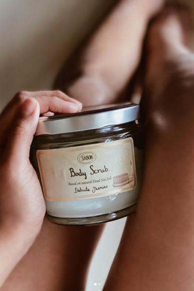 Mar Fontdecaba mostrando exfoliante corporal Sabon Body Scrub en rutina de cuidado corporal.