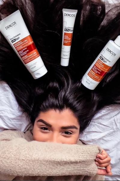 Mar Fontdecaba mostrando productos capilares Vichy Dercos sobre su cabello en contenido UGC haircare.