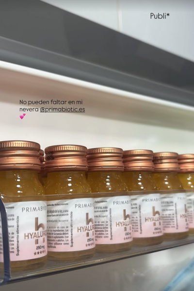 Frascos de suplemento Primabiotic Hyaluron alineados en la nevera, con mención de María en Instagram.