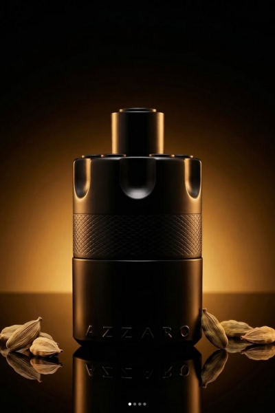 Perfume Azzaro con iluminación elegante y estética premium