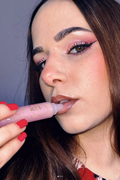 Natalia aplicando labial Jelly Job NYX sobre sus labios, con maquillaje rosa y uñas pintadas.