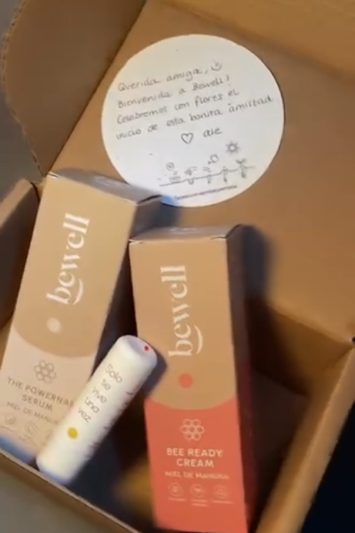 Caja de productos Beverll abierta con nota personalizada y envases de crema y serum en su interior.