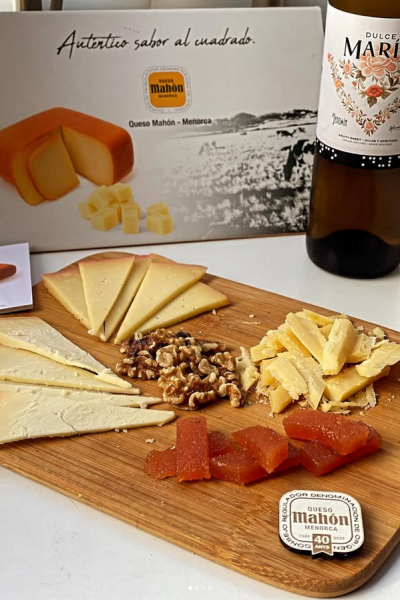 Tabla de quesos Mahón con vino Dulce María, acompañada de nueces y membrillo