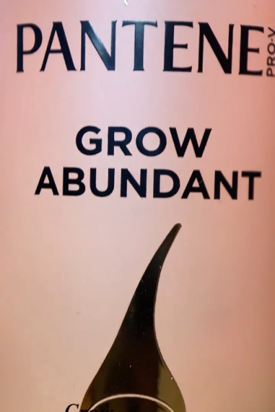 Botella de Pantene Grow Abundant Pro-V para cabello más fuerte y abundante