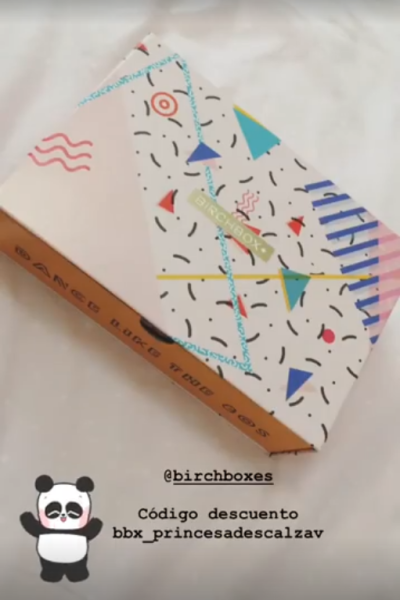 Caja de Birchbox con diseño colorido y geométrico sobre fondo blanco, lista para abrir y descubrir productos de belleza.