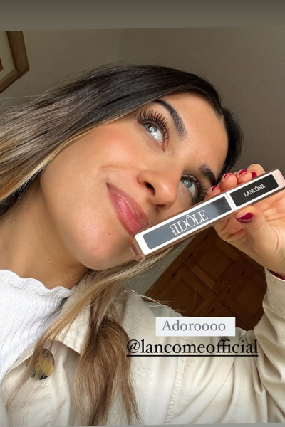 Creadora de contenido mostrando la máscara de pestañas Lash Idôle de Lancôme para una reseña de belleza.