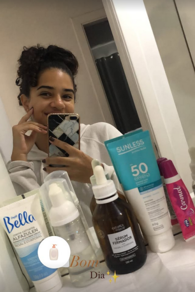 Luana Martins compartiendo una rutina de cuidado facial con productos de skincare frente al espejo