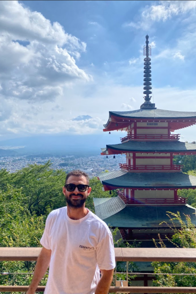 Serafín González UGC en Japón frente a una pagoda para Agencia de marketing digital Brilla Influencers y Comunicación