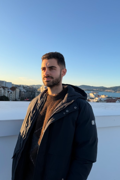 Serafín González UGC en paisaje urbano con abrigo para Agencia de marketing digital Brilla Influencers y Comunicación