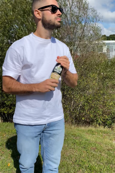 Serafín González UGC con bebida en entorno natural para Agencia de marketing digital Brilla Influencers y Comunicación