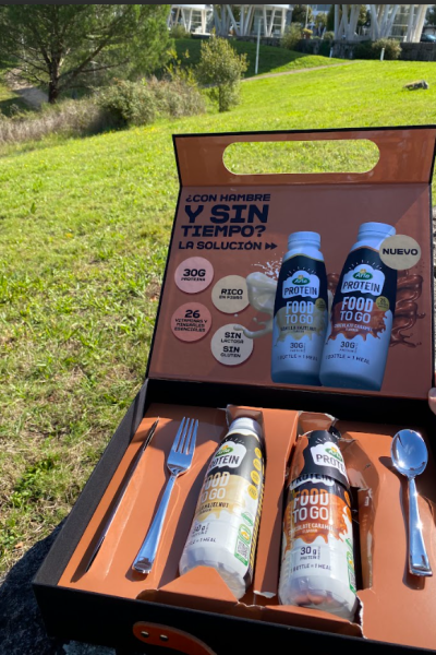 Serafín González UGC mostrando producto Arla Protein en entorno natural para Agencia de marketing digital Brilla Influencers y Comunicación