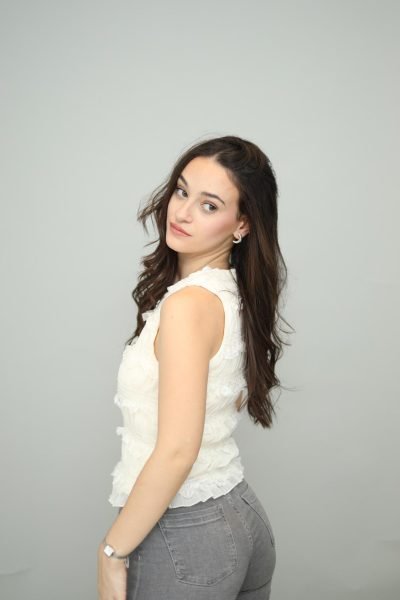 UGC Silvia Santamaria posando de perfil en sesión fotográfica con fondo blanco. Imagen de la Agencia de marketing digital Brilla influencers y Comunicación.