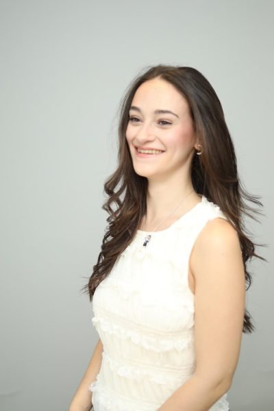 UGC Silvia Santamaria sonriendo en retrato profesional con fondo neutro. Imagen de la Agencia de marketing digital Brilla influencers y Comunicación.