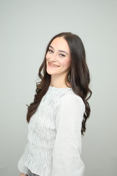 UGC Silvia Santamaria retrato natural con blusa de rayas en estudio fotográfico. Imagen de la Agencia de marketing digital Brilla influencers y Comunicación.