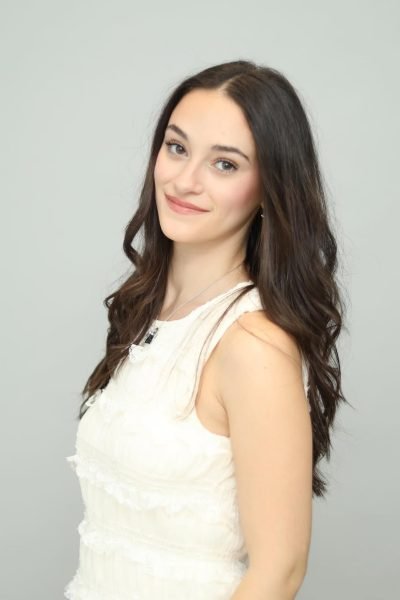 UGC Silvia Santamaría posando con una sonrisa y vestida con blusa blanca. Imagen proporcionada por la Agencia de Marketing Digital Brilla Influencers y Comunicación.