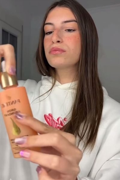 Sofía Duñán Padilla usando producto para el cabello - Agencia de marketing digital Brilla influencers y Comunicación