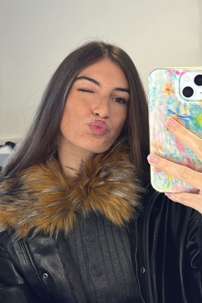 Sofía Duñán Padilla haciéndose un selfie y guiñando un ojo - Agencia de marketing digital Brilla influencers y Comunicación